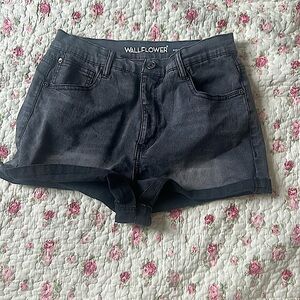 I’m selling grey comfy jean short, the size is 12.